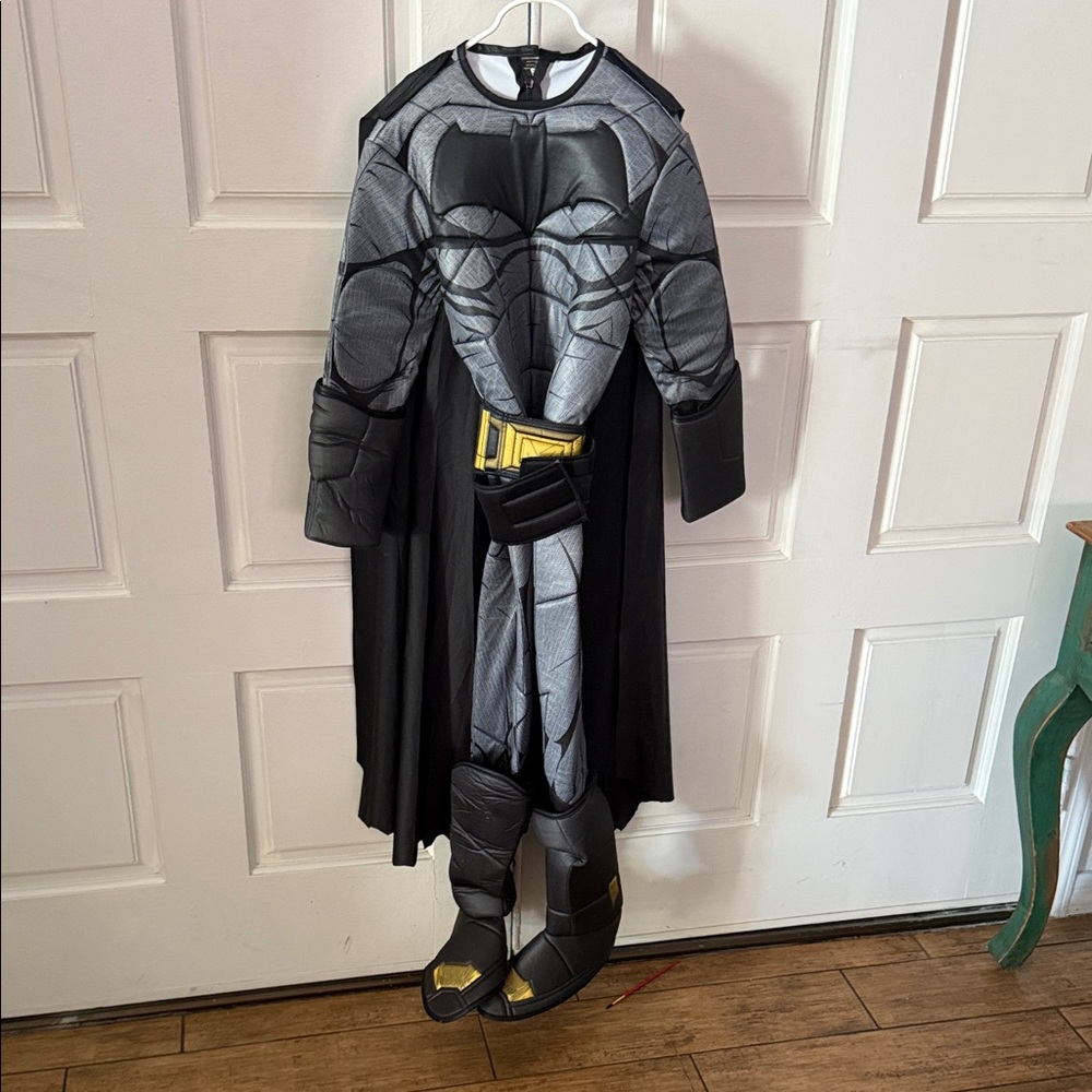 Boys medium (8/10) batman Costume with Cape